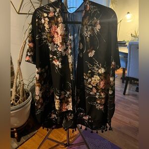 ONE SIZE FLORAL KIMONO!